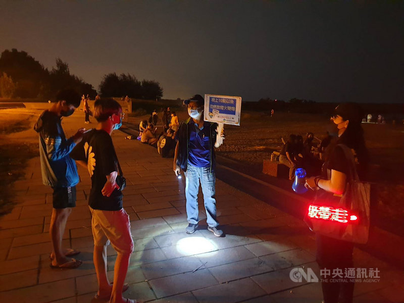 台南有民眾在半夜放煙火擾民,環保局人員執行稽查取締,20日在觀夕平台、黃金海岸、林默娘公園,總計開出51張勸導單。(台南市政府提供)中央社記者楊思瑞台南傳真 110年9月20日