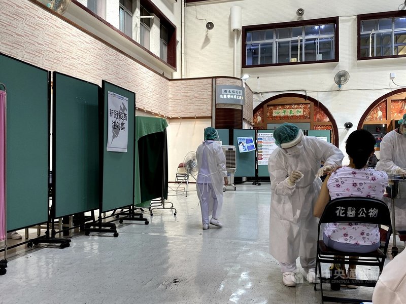 為讓已施打高端疫苗第1劑的民眾順利完成第2劑施打,花蓮縣政府將在預約平台截止後,下載未預約名冊以簡訊方式通知施打第2劑。中央社記者李先鳳攝 110年9月20日