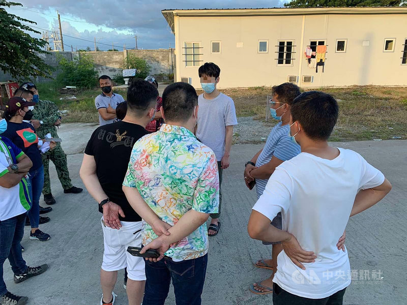 李姓台灣男子(後中)在菲律賓賭場欠下35萬披索(約新台幣19.4萬元)未還後遭拘禁,經菲國警方救助於14日脫險。(駐菲代表處提供)中央社記者陳妍君馬尼拉傳真 110年9月20日