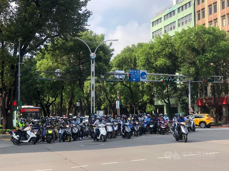 台灣已有縣市開始試辦取消內側車道禁行機車及開放機車直接左轉,但是否解除禁內側車道行機車與兩段式左轉,交通部尊重地方政府的交通管理規劃。中央社記者王承中攝 110年9月20日