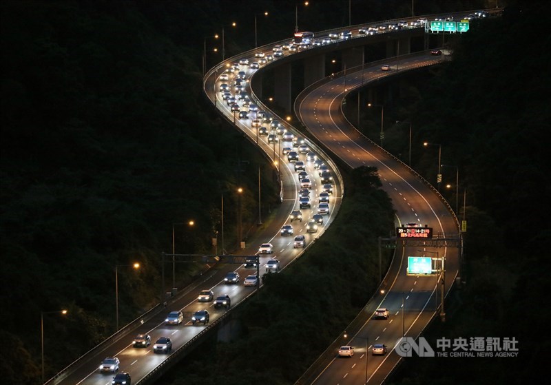 中秋節連續假期第3天,20日午後國道北向已塞車,局部路段曾出現車速20公里以下的紫爆,高公局路況資訊顯示,到傍晚塞車仍未紓解。中央社記者郭日曉攝 110年9月20日