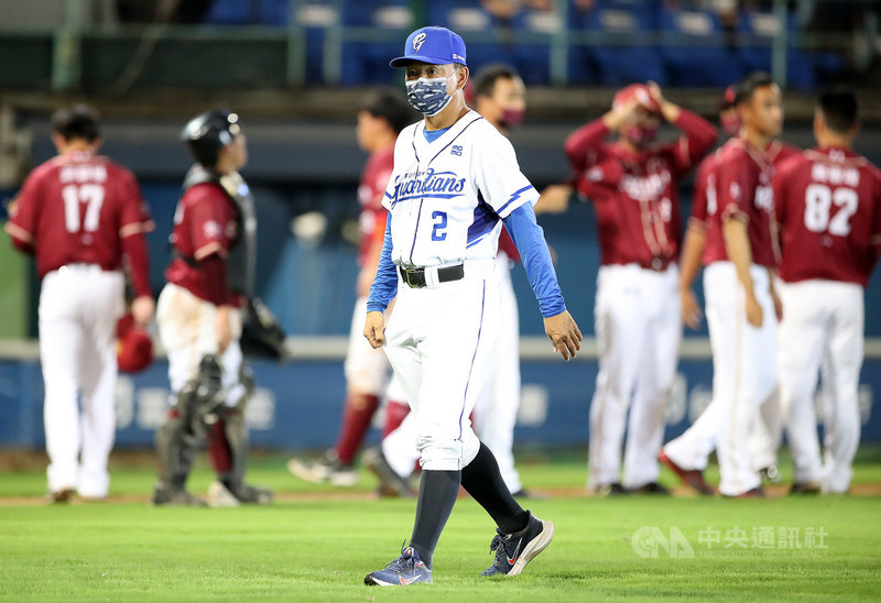 中職富邦悍將隊20日與樂天桃猿隊鏖戰至延長賽12局,終場以4比4握手言和;悍將隊吞下對戰7連不勝,總教練洪一中(中)直言,有機會沒能把握,很多時候是輸在自己。中央社 110年9月20日