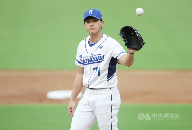 中職富邦悍將隊20日與樂天桃猿隊鏖戰至延長賽12局,悍將隊先發投手江少慶總計用115球投6局,投球數為回中職後單場新高,被敲出5支安打,投出5次三振、2次四壞保送,失掉4分(1分責失分)、無關勝敗。中央社 110年9月20日