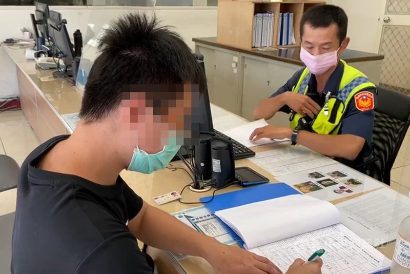桃園市李姓男子的父親原訂19日出殯,卻發現遺體遭錯認提前被送往火化,李男20日中午前往桃園市警局龍潭分局,對葬儀社及私人殯儀館業者提告。中央社記者吳睿騏桃園攝 110年9月20日