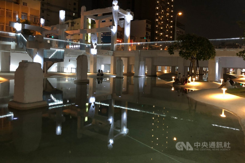 台南市人氣景點「河樂廣場」自109年11月起陸續因水荒及配合防疫停止供水,市府決定在中秋節連假恢復景觀供水,提供民眾賞月休憩好去處。(台南市工務局提供)中央社記者楊思瑞台南傳真 110年9月20日