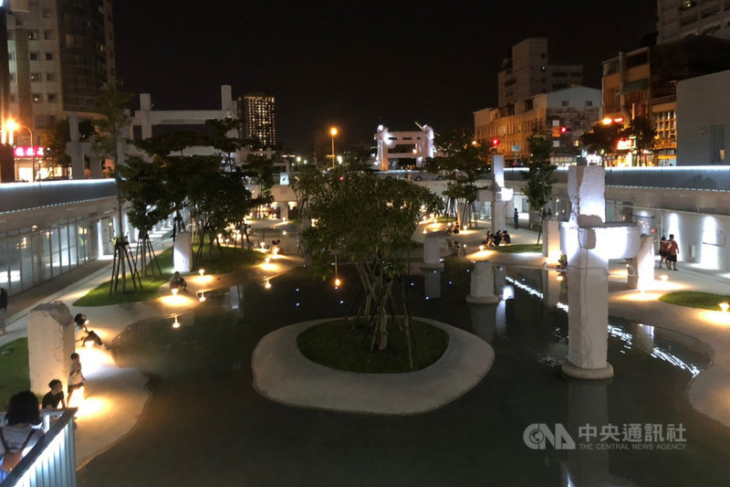 台南市人氣景點「河樂廣場」中秋連假恢復景觀供水,夜間在燈光搭配下重現浪漫美景,吸引不少民眾散步休憩。(台南市工務局提供)中央社記者楊思瑞台南傳真 110年9月20日