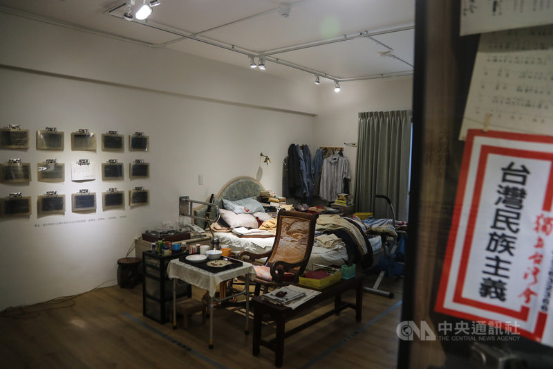 以台獨運動先驅史明新莊故居整建而成的史明文物館,20日舉行開幕式,展區一角保留了史明日常起居的臥室,讓觀展民眾可睹物思人。中央社記者王騰毅攝 110年9月20日