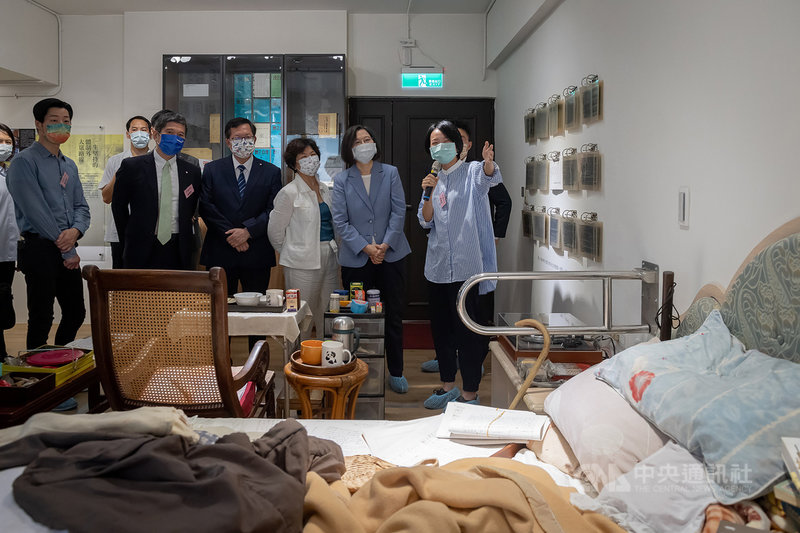 總統蔡英文(右二)20日出席「史明文物館」開幕式,她說,充分感受到史明歐吉桑對台灣的熱情和樂觀,即便100歲了,一點都沒有減少。(總統府提供)中央社記者葉素萍傳真 110年9月20日
