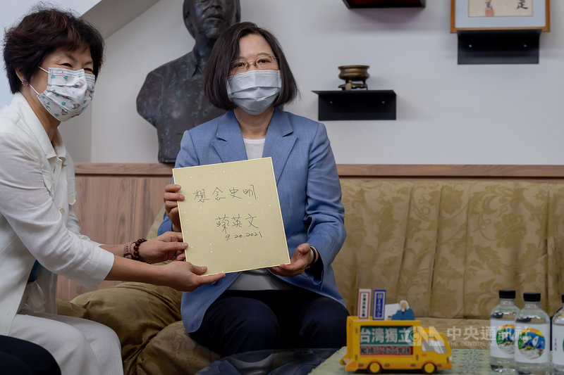 總統蔡英文(右)20日出席「史明文物館」開幕式,留下「想念史明」的文字。(總統府提供)中央社記者葉素萍傳真 110年9月20日
