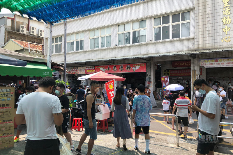 台南市商圈熱門景點在中秋連假吸引大批遊客,中西區國華街商圈購買美食人潮不斷。(台南市觀旅局提供)中央社記者楊思瑞台南傳真 110年9月20日