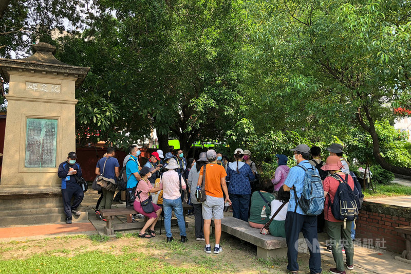 台南市各熱門景點在中秋連假吸引大批遊客,孔廟文化園區也湧入人潮,遊客在解說員帶領下參觀園區。(台南市觀旅局提供)中央社記者楊思瑞台南傳真 110年9月20日