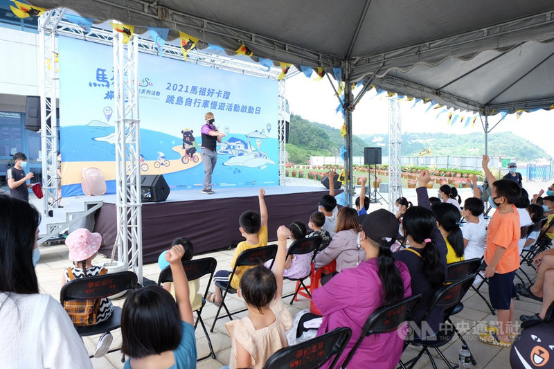 2021馬祖旅遊微光系列活動包括馬祖食客饗宴、微光市集、馬祖小學堂、迷彩小舞台和特色手作活動,吸引民眾到場體驗多元風情。(馬祖國家風景區管理處提供)中央社記者邱筠馬祖傳真 110年9月20日