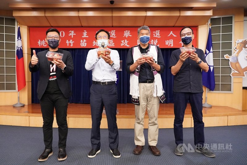 國民黨主席選舉候選人桃竹竹苗場政見說明會20日登場,候選人江啟臣(左起)、卓伯源、張亞中及朱立倫出席,對於大陸禁止台灣蓮霧釋迦輸入,4人都同聲譴責。(國民黨提供)中央社記者吳睿騏桃園傳真 110年9月20日