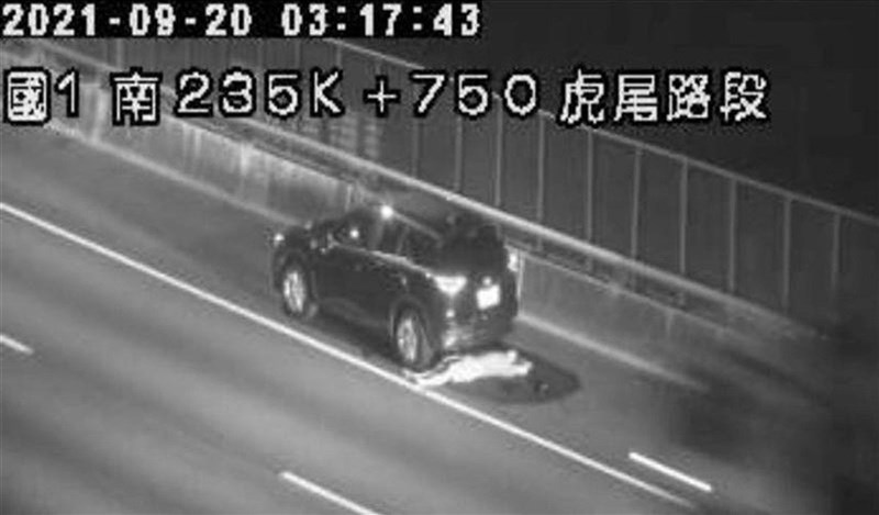 國道1號北向235.7公里處(雲林虎尾路段)20日凌晨發現一部自小客車停路肩,駕駛蔡姓男子酒駕不勝酒力,下車躺在車輛後方地面睡覺,警方訊後依公共危險罪嫌移送。(翻攝畫面)中央社記者黃國芳傳真 110年9月20日