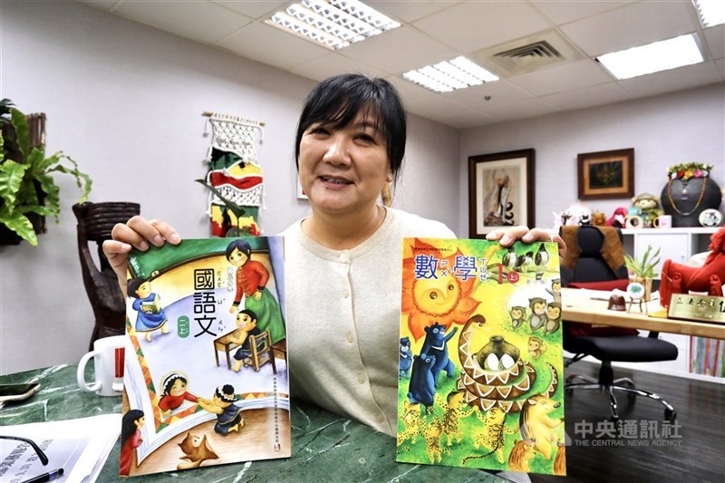 教材總編輯、民進黨立委伍麗華從零開始編輯全台首本排灣族本位教材,將部落文化及傳說融入每一門課,誓言打造出自然學習文化的環境,讓孩子學習知識的同時也認識部落文化,並找回族群的話語權及主體性。中央社記者林育瑄攝 110年9月20日