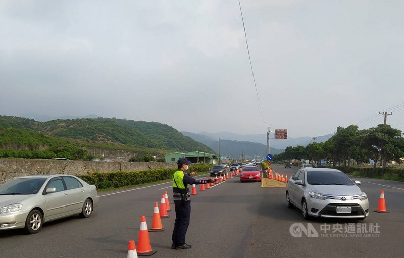 中秋連假第3天中午已出現收假潮,屏東枋寮鄉台1線20日中午12時起出現每小時2000輛次以上的車流,枋寮警方於下午2時58分實施調撥車道。(枋寮警分局提供)中央社記者郭芷瑄傳真 110年9月20日