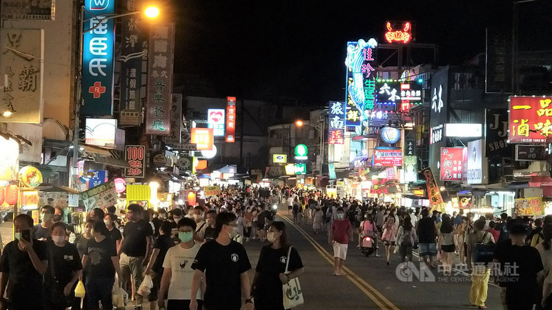 中秋連假墾丁大街人潮增多,屏東縣政府表示,由於2級警戒仍持續,這2天墾丁大街人流有漸增趨勢,因此20日晚間將從6時30分起進行人車分流管制。(恆春警分局提供)中央社記者郭芷瑄傳真 110年9月20日