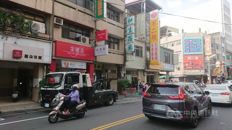 位於彰化市中正路的不二坊糕餅店因販賣蛋黃酥成為排隊名店,20日上午一開門就大排長龍,警方特別出動拖吊車,在店門口將違規停放車輛拖離,維持交通秩序。(警方提供)中央社記者吳哲豪傳真 110年9月20日