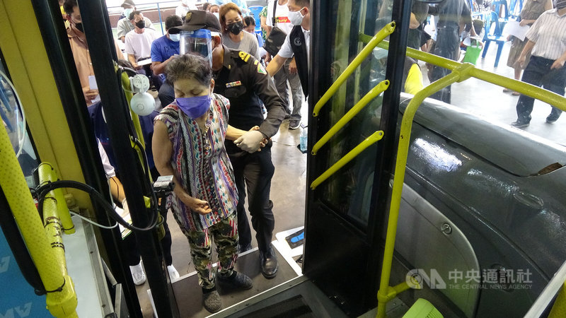 曼谷市政府將公車改裝為機動性高的行動疫苗巴士,讓民眾可以就近接種疫苗。圖為工作人員攙扶著行動不便的長者登上疫苗巴士。中央社記者呂欣憓曼谷攝 110年9月20日