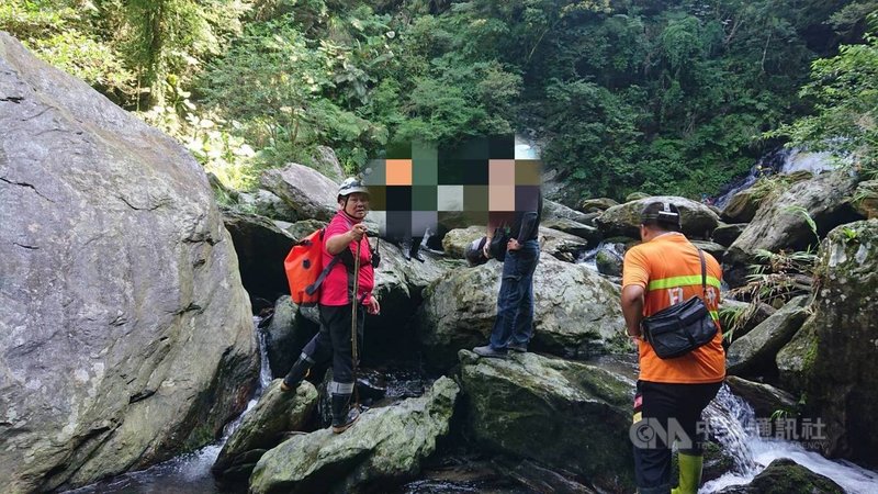 周姓女子等8名登山客日前到宜蘭縣南澳鄉神祕湖登山失聯,宜蘭縣消防局20日凌晨獲報後,漏夜派員入山搜尋,在澳花瀑布發現8名登山客,中午平安將人護送下山。(讀者提供)中央社記者王朝鈺傳真 110年9月20日