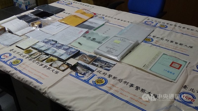 37歲王姓男子為首的詐騙集團成立多家顧問人頭公司,再由集團成員假扮業務聯繫被害人,佯稱有買家願高價收購被害人手上套牢多年的靈骨塔商品,造成多名被害人財損共逾新台幣7000萬元,北市警逮8嫌送辦。圖為贓證物。(翻攝照片)中央社記者黃麗芸傳真 110年9月20日