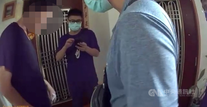 高雄市楠梓區一名44歲張姓男子,自稱因COVID-19疫情失業,動起歪腦筋到前東家行搶,不到4小時就被警方拘提送辦。(楠梓警分局提供)中央社記者蔡孟妤傳真 110年9月20日