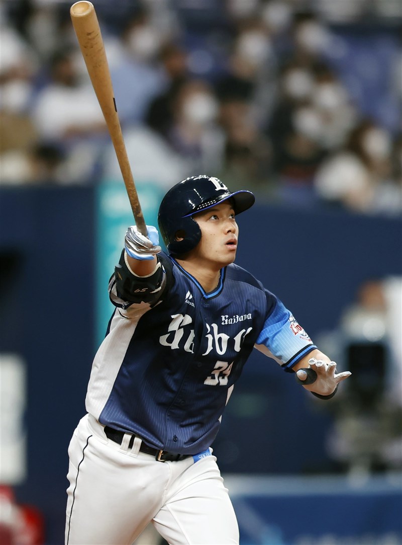 日職西武獅隊好手吳念庭10月10日先發敲出1支安打,出賽第122場達成本季100支安打里程碑。圖為吳念庭9月20日比賽畫面。(共同社)