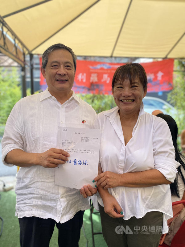 駐義代表李新穎(左)頒發僑委會感謝狀給羅馬台灣同鄉會新任會長羅容珍(右)。(駐義代表處提供)中央社記者黃雅詩羅馬傳真 110年9月20日