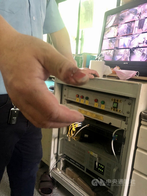 台北市警察局保安警察大隊派駐翡翠水庫管理局2員警於中秋連假巡邏時,突然聽到有人大喊救命,循聲發現對岸台電桂山發電廠的保全員手指遭汽車門夾住變形,立即協助脫困送醫。(台北市警察局保安警察大隊提供)中央社記者黃麗芸傳真 110年9月20日