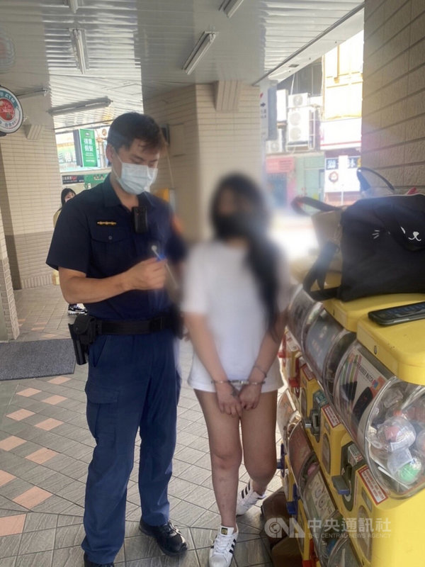 遭5處地檢署發布通緝的38歲蘇姓女子(右)19日在台北萬華區閒晃,巡邏員警發現她行跡可疑且面色憔悴,上前盤查後卻發現身分樣貌不符,還在包包搜出使用過的安非他命吸食器,警方依法將她逮捕偵辦。(翻攝照片)中央社記者黃麗芸傳真 110年9月20日