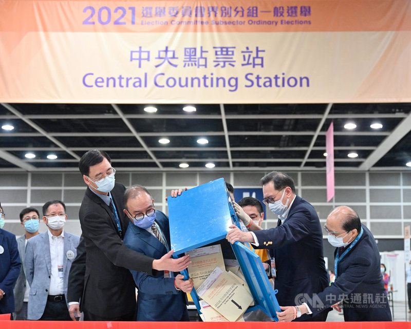 在「反送中」運動之後,香港19日舉行選委會選舉,在北京貫徹「愛國者治港」原則之下,與北京不和的泛民未能參選;圖為選管會點票。(港府新聞處提供)中央社記者張謙香港傳真 110年9月20日