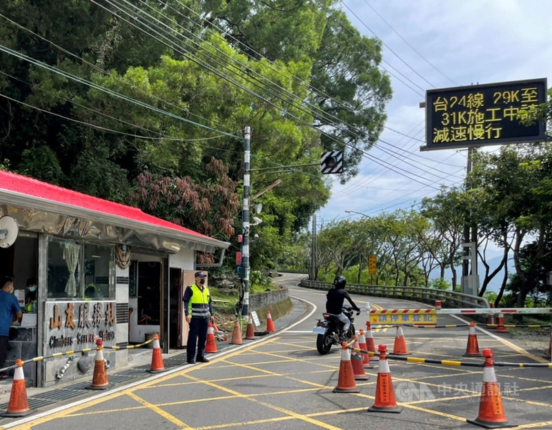 中秋連假期間,針對屏東霧台鄉、三地門鄉等觀光遊憩區,轄區里港警分局加強交通疏導及針對違規加強取締,台24線防制超速、壓車、改裝車輛及危險駕駛取締有140件。(里港警分局提供)中央社記者郭芷瑄傳真 110年9月20日