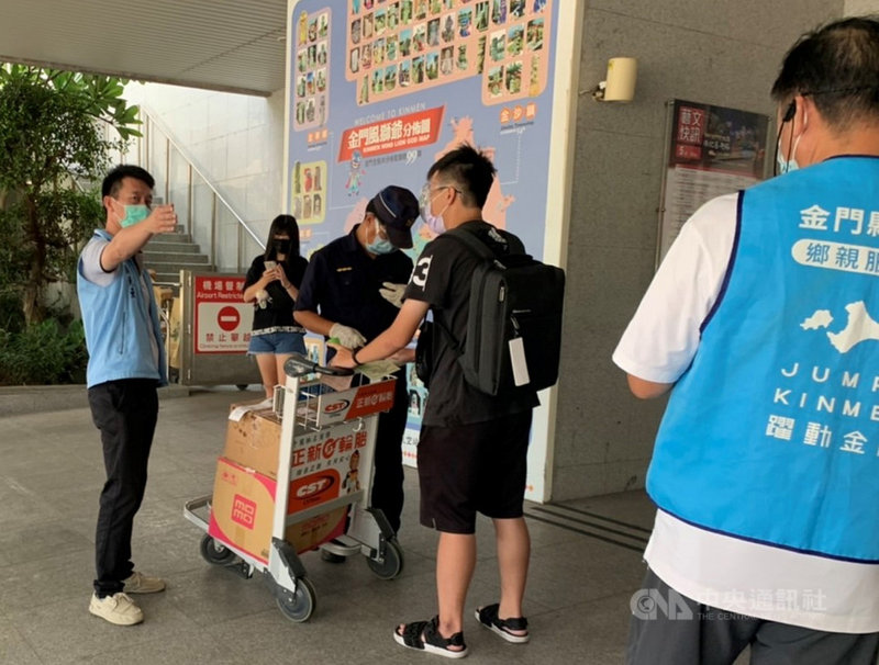 金門大學一名蘇姓學生21日抵達金門尚義機場時拒絕快篩,校方表示,中秋節連假前夕曾發公告提醒師生,為配合防疫,希望所有師生連假期間返金時盡量先在台灣機場快篩;對於有學生不願意快篩,校方將持續加強宣導。(民眾提供)中央社 110年9月21日