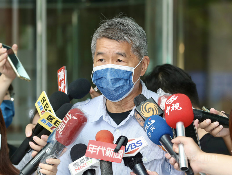 國民黨主席候選人、孫文學校總校長張亞中(圖)21日接受媒體訪問表示,若朱立倫願意,希望電視台能夠安排他與朱立倫來場一對一的對話,他很樂意向朱立倫解說所有疑慮,也讓社會了解,誰的主張能讓國民黨更好。中央社記者張皓安攝 110年9月21日