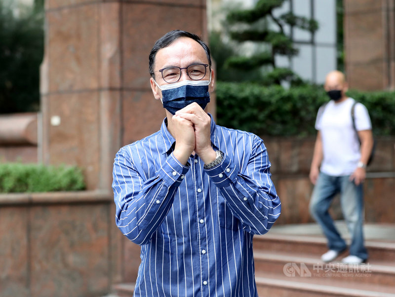 國民黨主席將於25日改選,黨主席候選人朱立倫21日在台北接受廣播節目專訪,向現場人員與媒體拱手致意。中央社記者張皓安攝 110年9月21日