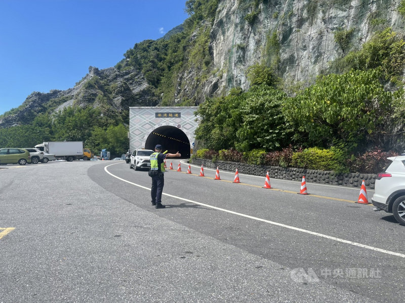 中秋連假最後一天,不少民眾20日提前北返,蘇花路廊花蓮境內21日北上車多順暢,警方預估北返車流將持續至下午,並派駐警力在重要路段進行交通管制。(新城警分局提供)中央社記者張祈傳真 110年9月21日