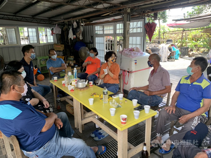 中國大陸宣布暫停番荔枝(釋迦)輸入,台東縣長饒慶鈴(右3)與相關產業單位研商對策,21日前往多處釋迦果園持續與農民溝通請益,協助釋迦產業發展。(台東縣政府提供)中央社記者李先鳳傳真 110年9月21日