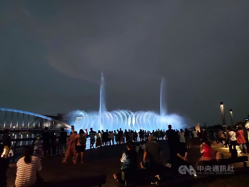 中秋連假期間,國立故宮博物院南部院區戶外晚間精彩3D水舞秀吸引大批人潮前來欣賞,讓夜晚的故宮南院熱鬧不已。(故宮南院提供)中央社記者蔡智明傳真 110年9月21日