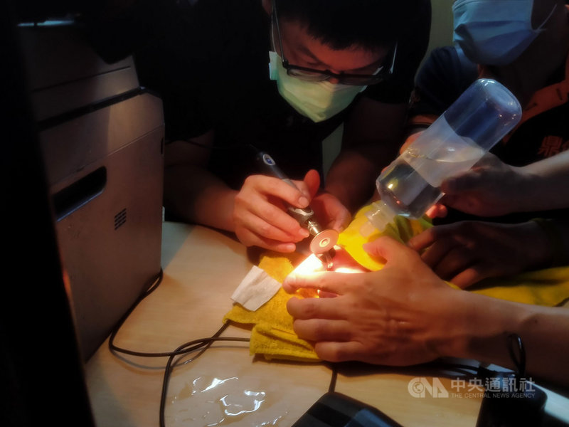 基隆一名張姓男子21日前往信二消防分隊,表示鋼戒已戴在無名指很久,日前改換戴食指,沒想到一覺醒來卻拔不下來,且張男食指已腫脹發紫,隊員趕緊利用筆型刻磨機,耗費半小時將戒指切割開,幫張男「解脫」。中央社記者王朝鈺攝 110年9月21日