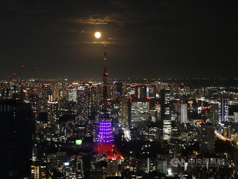 睽違8年中秋節逢滿月,東京六本木之丘森大廈的戶外展望台21日有媒體人和遊客前來拍攝又大又圓的明月。東京鐵塔上方秋夜明月的美景令人讚嘆。中央社記者楊明珠東京攝 110年9月21日