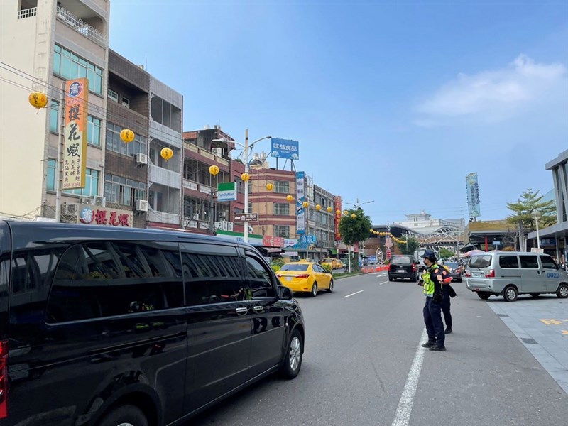 中秋連假即將結束,屏東離島小琉球大批遊客陸續離開,21日下午約5000多人搭船回台灣本島,東港警分局派員在東琉線碼頭協助疏導交通。(東港警分局提供)中央社記者郭芷瑄傳真 110年9月21日