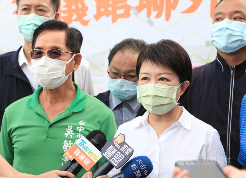 台中市長盧秀燕(前右)21日出席大甲殯儀館聯外道路拓寬工程謝土暨通車典禮,對於媒體詢問國民黨主席選舉會不會去投票,她表示,因黨主席選舉是假日,所以會去投票。中央社記者郝雪卿攝 110年9月21日