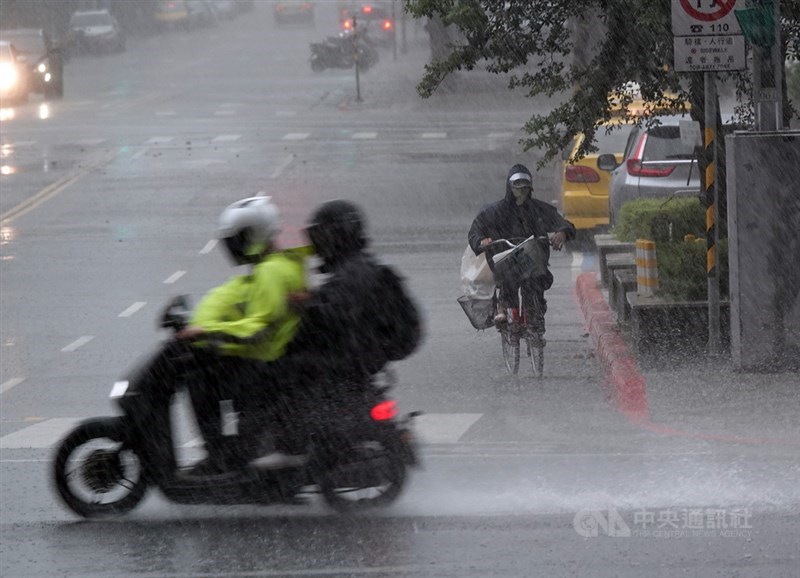 中央氣象局21日下午發布豪雨特報,屏東縣及宜蘭縣防豪雨,台北、新北等11縣市防大雨。(中央社檔案照片)