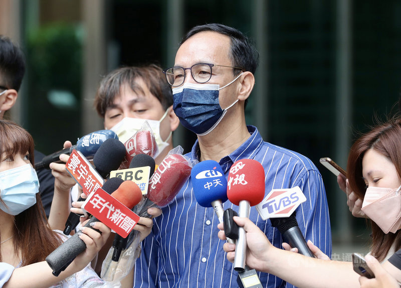 國民黨主席25日改選,面對候選人張亞中聲勢上漲,朱立倫(前中)21日上午表示,張亞中口才好,講得頭頭是道,民眾聽了很爽,但實不實際是另一回事;他說,黨內明年要選舉的人,都害怕張亞中當選。中央社記者張皓安攝 110年9月21日