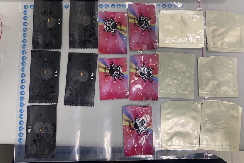 27歲王姓男子因涉嫌詐欺等5案遭通緝逃亡,但他日前仍於網路兜售iPhone手機行騙北市萬華民眾,警方獲報循線追查,發現王男藏身於一間旅館,現場查扣犯案用手機及三級毒品咖啡包16包,全案詢後送辦。(翻攝照片)中央社記者黃麗芸傳真 110年9月21日