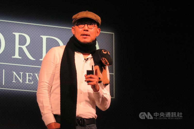 台灣-雷伊漢勒世界公民中心執行長裘振宇20日在紐約披著敘利亞婦女編織的圍巾,期盼有朝一日見到土敘邊界圍牆倒下,人人平等對待彼此。中央社記者尹俊傑紐約攝 110年9月21日