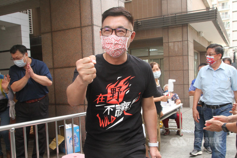 尋求連任的國民黨主席江啟臣(前)21日到台南市仁德區二空新城出席公投宣講暨中秋請益感恩活動,向現場民眾打招呼。中央社記者楊思瑞攝 110年9月21日