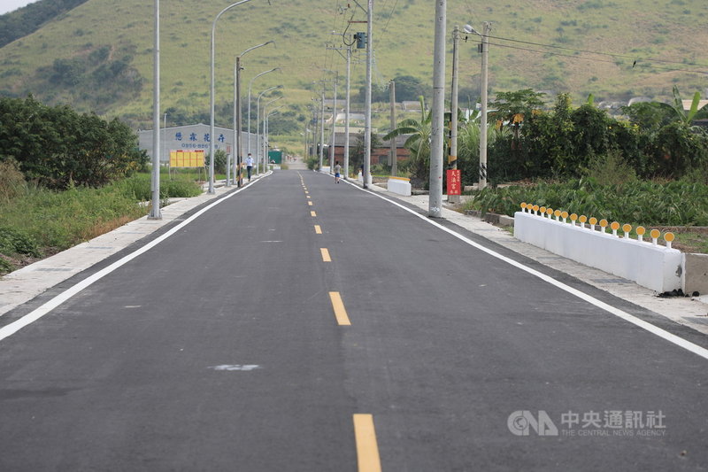 原本只能單向通行的大甲殯儀館聯外道路,常造成治喪者會車困難,21日聯外道路拓寬完成並舉行通車典禮,雙向道讓殯葬隊伍順利通行。(台中市政府提供)中央社記者郝雪卿傳真 110年9月21日