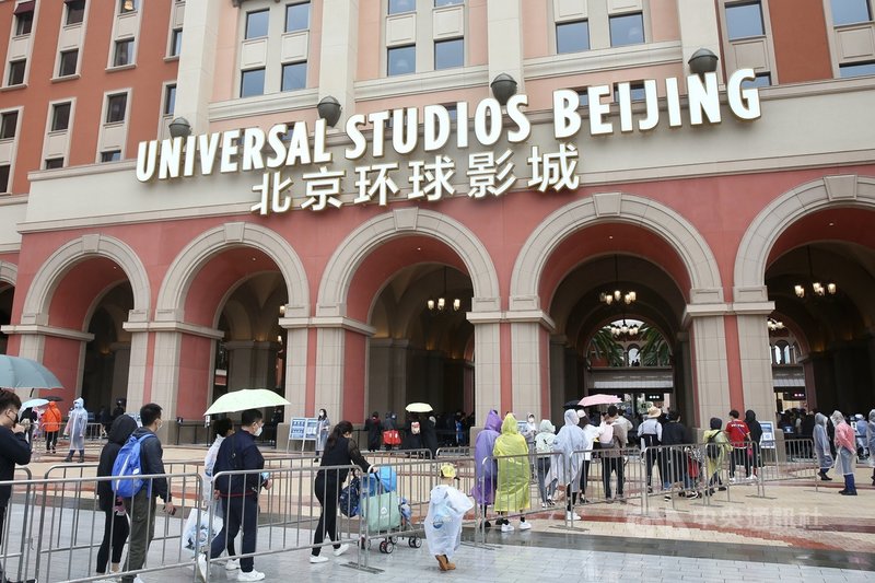 深受中國民間關注的北京環球影城20日中午正式開幕,吸引大批民眾花費高昂票價前往,毫無受到美中關係惡化影響。(中新社提供)中央社記者邱國強北京傳真 110年9月21日