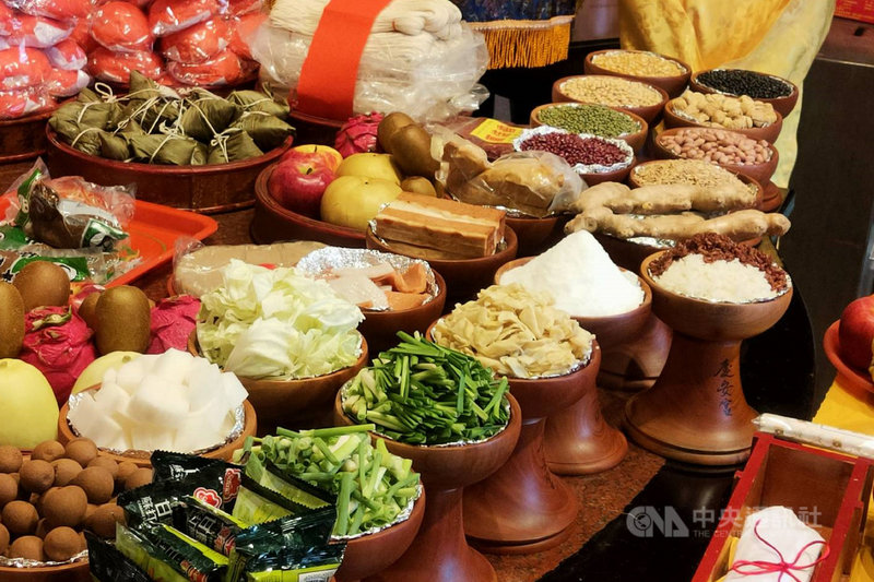 台南市定古蹟善化慶安宮21日舉辦秋祭大典,廟方準備代表聰慧、勤學、會運算與好彩頭的蔥、芹、蒜、菜頭等供品。中央社記者楊思瑞攝 110年9月21日